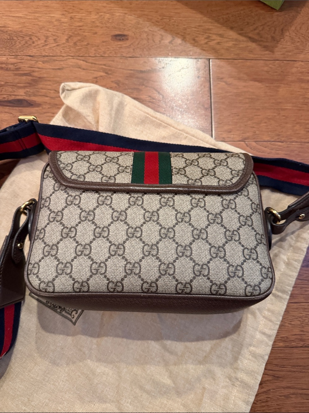 AUTHENTIC GUCCI GG Supreme Canvas Crossbody with Green and Red Web Stripe - Picture 5 of 15